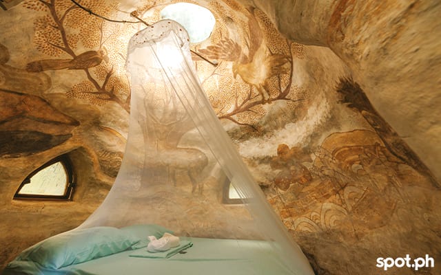 The Earth Dome’s cave-like interior is brought to life by a mural painted with natural earth pigments, created by a local artist in collaboration with children from the surrounding community.